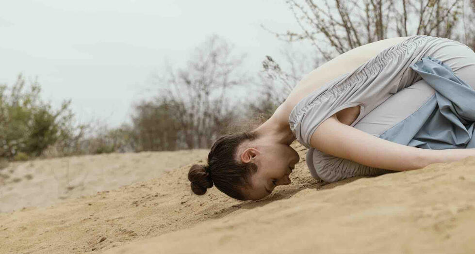 Un fotogramma estratto dalla performance "Tiny Uppercase" che raffigura una ballerina