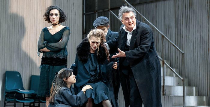 Attori di "6 personaggi in cerca d'autore" in scena