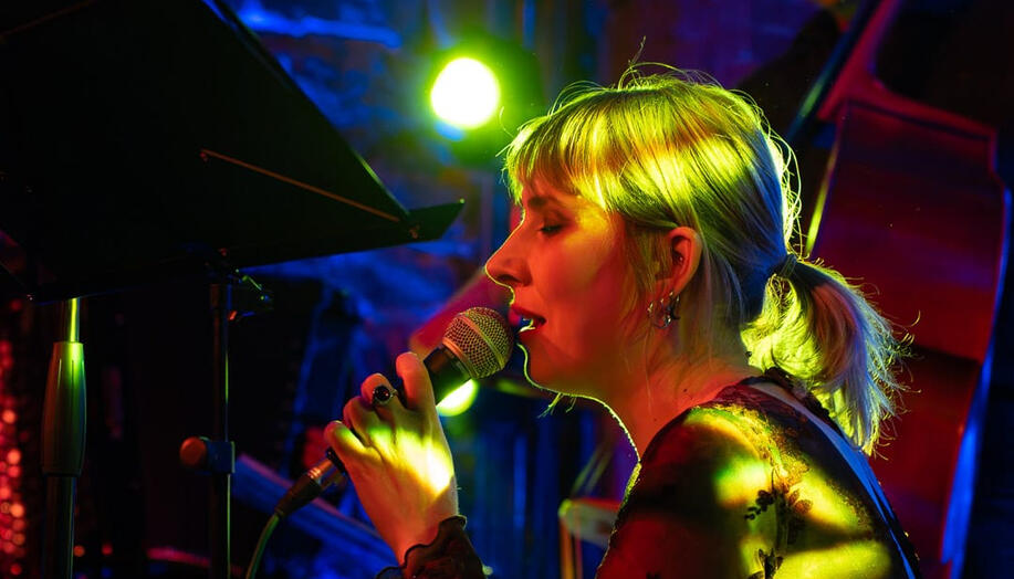 Primo piano di Diletta Semboloni che canta