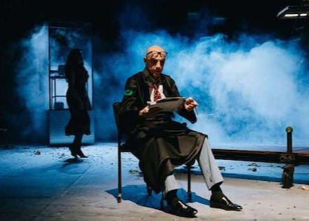 Due attori in scena durante lo spettacolo teatrale Noi gli eroi