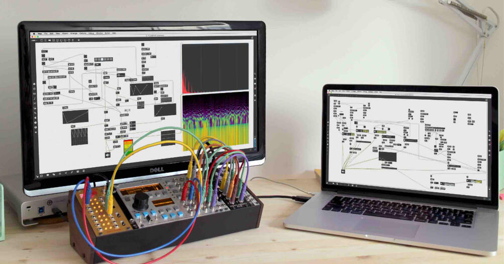 Foto di due computer su cui è aperto max/msp e un sintetizzatore modulare