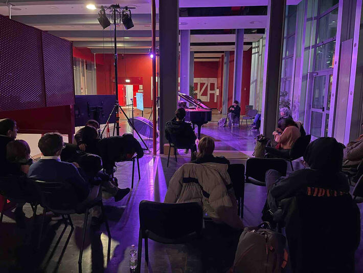 La scena di Vexations di lato